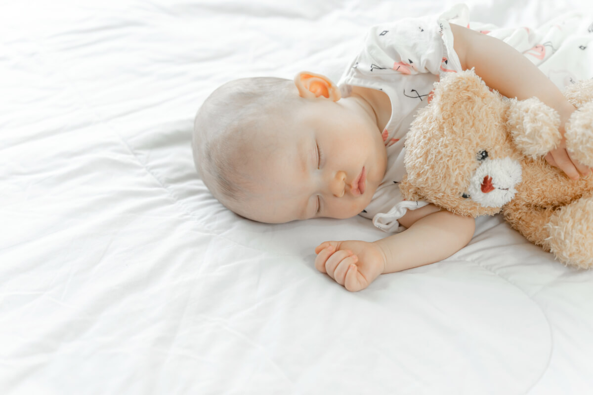 bebe durmiendo oso peluche